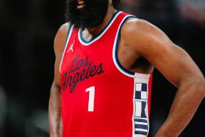 九游体育app-哈登重返赛场，领先优势明显首场状态出色，热火观众沸腾！观众掌声雷动的简单介绍